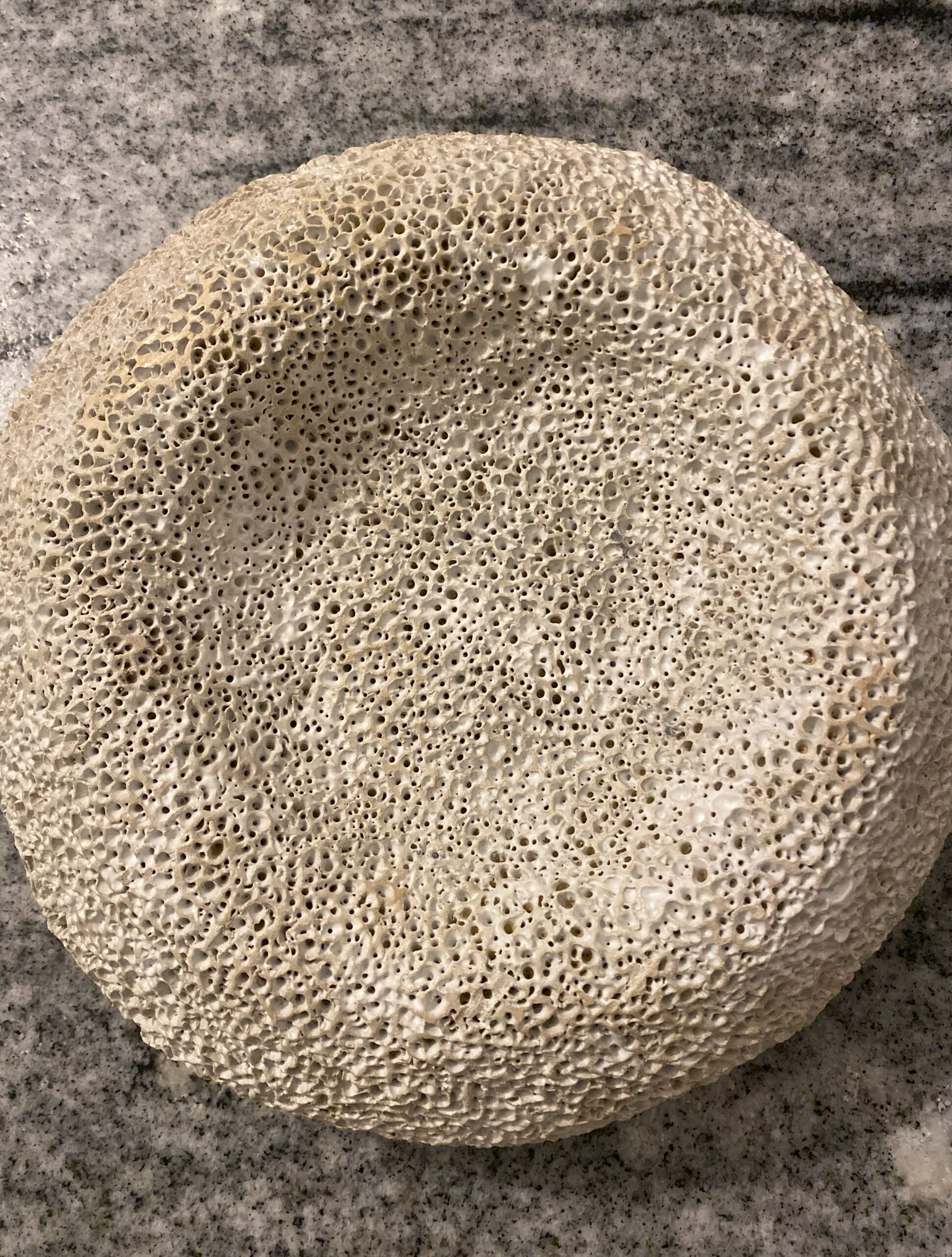 Oryginalna okrągła jasno beżowa misa na owoce handmade Beige Organic Hikra