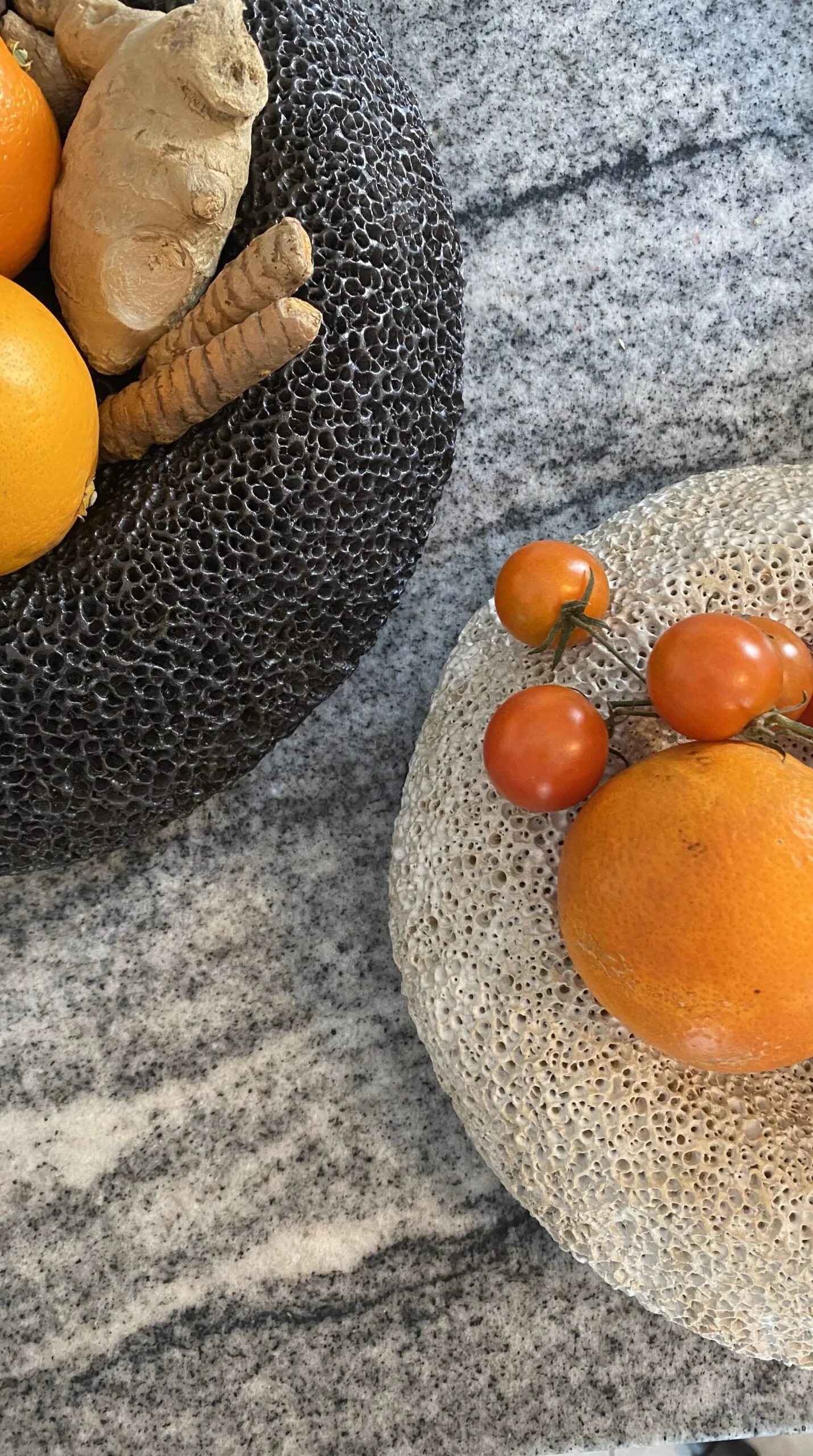 Oryginalna okrągła jasno beżowa misa na owoce handmade Beige Organic Hikra - obrazek 3